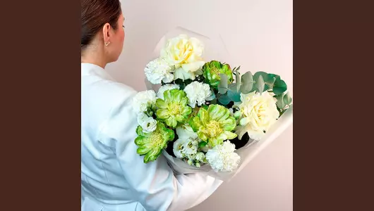 Авторский букет с&nbsp;розой Вегги, лизиантусом и&nbsp;гвоздикой "Сон феи" FMART by flowwow