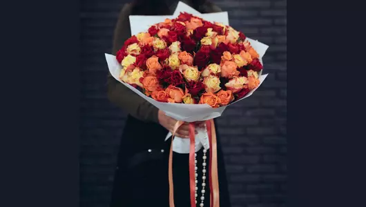 Пышный букет из&nbsp;101 розы разных оттенков: калейдоскоп чувств