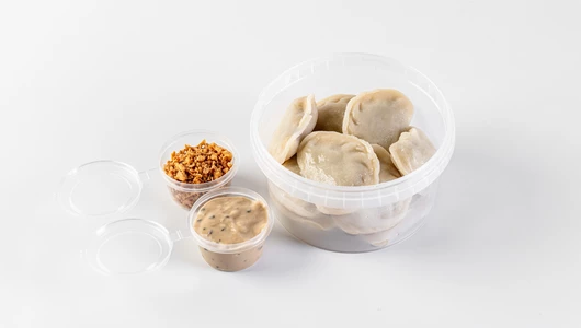 Вареники постные с картофелем, грибами и кунжутным соусом