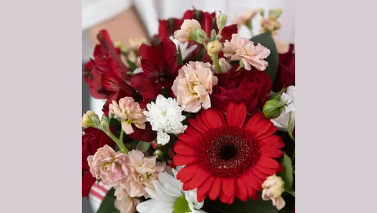 Композиция в&nbsp;коробке из&nbsp;розы Эксловер, кустовой розы и&nbsp;астромерии с&nbsp;хризантемой и&nbsp;маттиолой в&nbsp;стаканчике