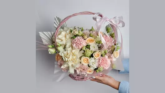Корзина с&nbsp;французскими розами, эустомой и&nbsp;диантусами FMART by flowwow