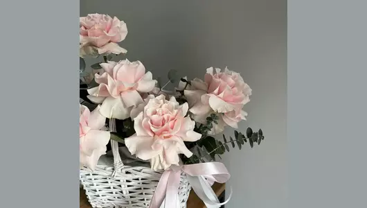 Корзина с&nbsp;розами и&nbsp;эвкалиптом #233 FMART by flowwow