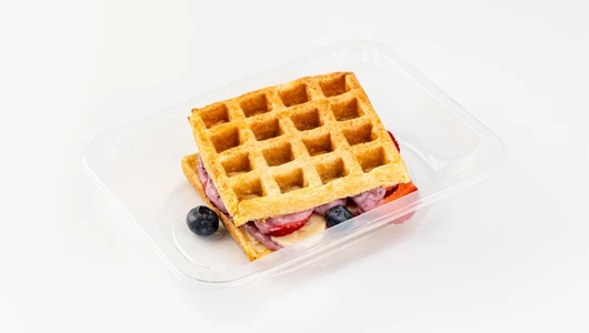 Десертная слоеная вафля с ягодным ассорти и брусничным соусом Десертная слоеная вафля с ягодным ассорти и брусничным соусом