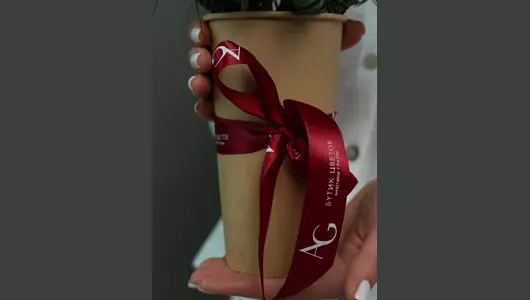 Недорогая новогодняя композиция с&nbsp;розой в&nbsp;стаканчике