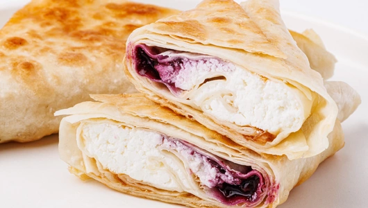 Конвертики с творогом и чернично-малиновой начинкой