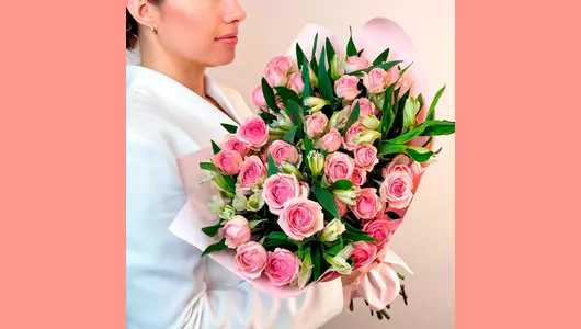 Авторский букет с&nbsp;кустовыми розами и&nbsp;альстромериями "Нежные чувства" FMART by flowwow