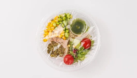 Боул с запеченной курицей, булгуром и соусом из зеленых трав, кафе