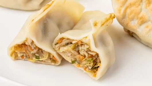 Гедза с&nbsp;креветкой и&nbsp;"крабовыми" палочками с&nbsp;овощами