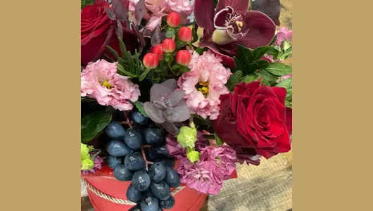 Букет в&nbsp;шляпной коробке, с&nbsp;розами эксплорер, маттиолой, декоративным виноградом и&nbsp;фисташкой