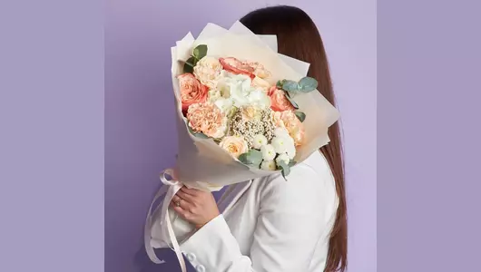 Пионовидные розы и&nbsp;гортензия в&nbsp;букете «Карамелька» FMART by flowwow