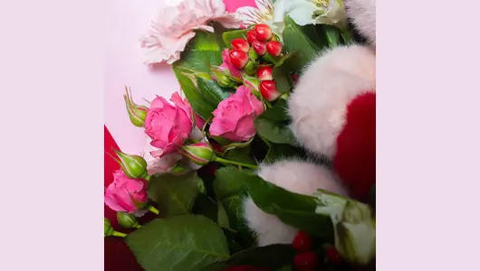 Авторский букет с&nbsp;розами и&nbsp;игрушкой: воздушный и&nbsp;милый