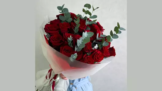 Букет 25 красных роз с&nbsp;эвкалиптом FMART by flowwow