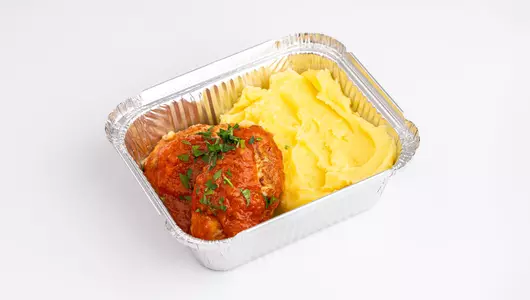 Бабушкины котлеты в томатном соусе с картофельным пюре