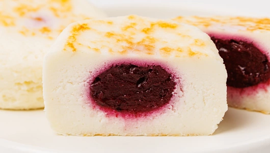 Сырники творожные с начинкой из черной смородины