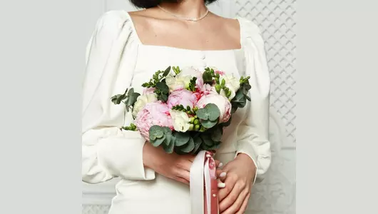 Свадебный букет из&nbsp;пионов, фрезии и&nbsp;эвкалипта