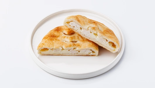 Мини пирог с курицей и сыром, кафе