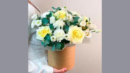 Композиция в&nbsp;коробке с&nbsp;кремовыми розами, гвоздиками и&nbsp;лизиантусом "Ванильный десерт" FMART by flowwow