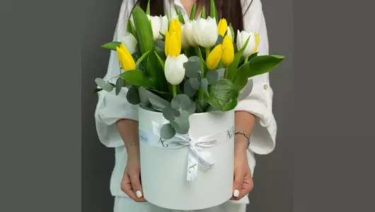 Коробка шляпная из&nbsp;тюльпанов микс