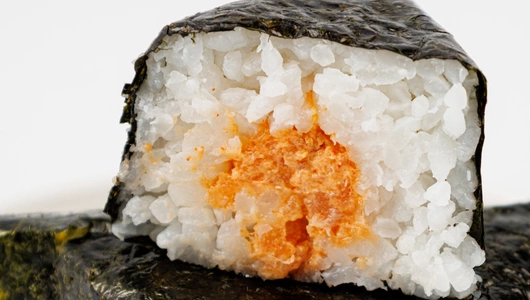 Онигири с семгой и соусом Спайси