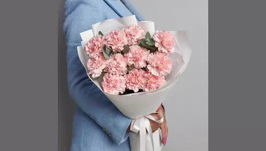 Гвоздики и&nbsp;эвкалипт в&nbsp;букете «Диана» FMART by flowwow