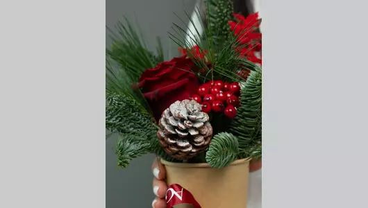 Недорогая новогодняя композиция с&nbsp;розой в&nbsp;стаканчике