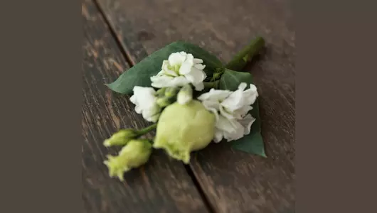 Бутоньерка для&nbsp;жениха белая из&nbsp;маттиолы и&nbsp;эустомы