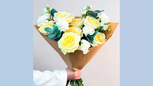 Авторский букет из&nbsp;кремовой розы, гвоздики и&nbsp;лизиантуса "Нежность в&nbsp;сердце" FMART by flowwow