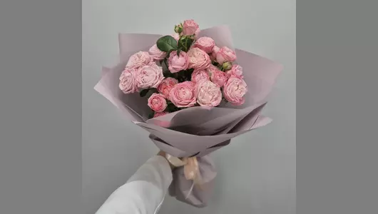 Яркий букет из&nbsp;пионовидной кустовой розы "Сладость" FMART by flowwow