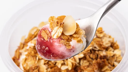 Творожный боул с&nbsp;малиновым наполнителем и&nbsp;гранолой с&nbsp;миндальными лепестками