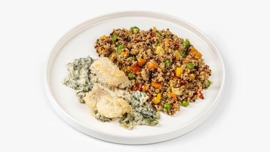 Треска в сливочно-шпинатном соусе с киноа и овощами