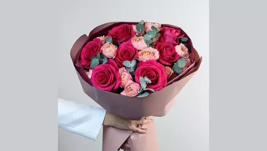 Авторский букет из&nbsp;малиновой и&nbsp;пионовидной розы "Для принцессы" FMART by flowwow