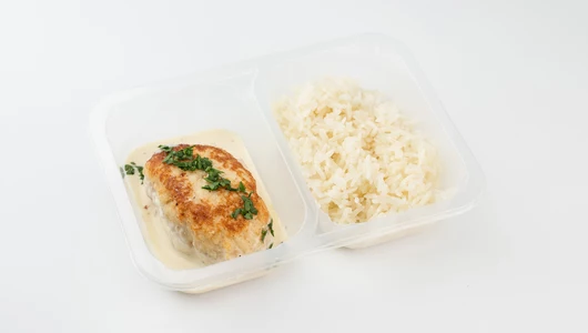 Зраза куриная под&nbsp;сливочно-перечным соусом с&nbsp;рисом