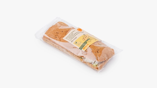 Ржаной панини с&nbsp;курицей, с&nbsp;соусом Ремулад и&nbsp;салатом из&nbsp;сельдерея, кафе