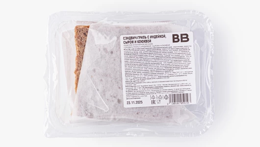 Сэндвич-гриль с индейкой, сыром и клюквой