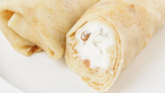 Блины с&nbsp;творогом и&nbsp;изюмом