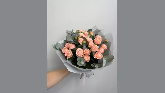 Монобукет с пионовидными розами и эвкалиптом  FMART by flowwow