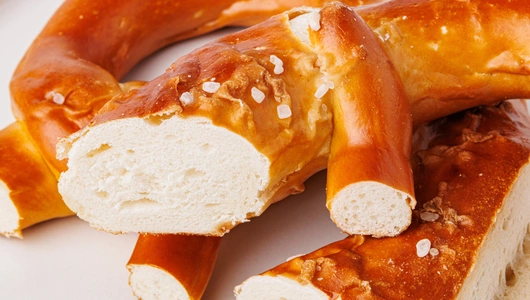 Брецель на сливочном масле с морской солью. Пекарня