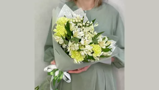 Букетик Белая лагуна с&nbsp;альстромерией и&nbsp;гвоздикой FMART by flowwow