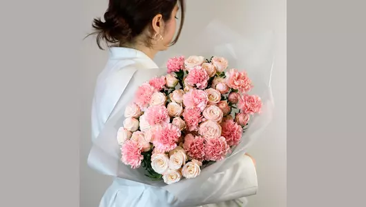 Авторский букет из&nbsp;кустовой розы и&nbsp;гвоздик «Персиковый рассвет» FMART by flowwow