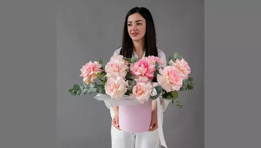 Французские розы Эсперанс в&nbsp;шляпной коробке: настоящий шарм