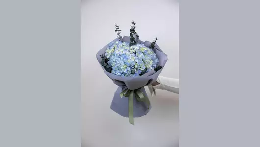 Стильный букет из&nbsp;3 голубых гортензий и&nbsp;эвкалипта