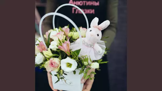 Композиция с&nbsp;мягкой игрушкой и&nbsp;цветами