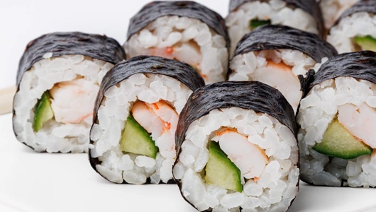 Ролл с креветкой и огурцом