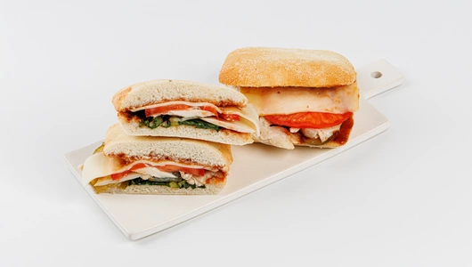 Мини-чиабатта с курицей, сыром "Гауда" и соусом барбекю Мини-чиабатта с курицей, сыром "Гауда" и соусом барбекю