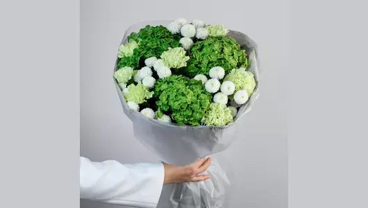 Авторский букет из&nbsp;белых и&nbsp;зелёных гортензий и&nbsp;лизиантуса "Нежность природы" FMART by flowwow