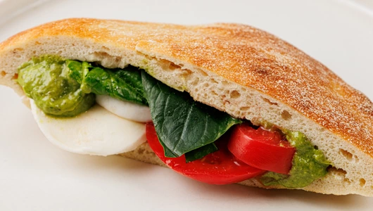 Пита с моцареллой, томатами и соусом песто