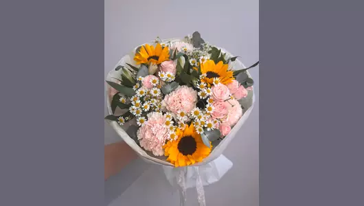 Букет с  подсолнухом и ромашкой FMART by flowwow