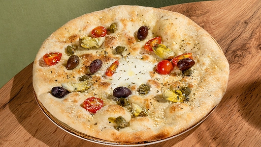 Фокачча с артишоками, лечино и каперсами