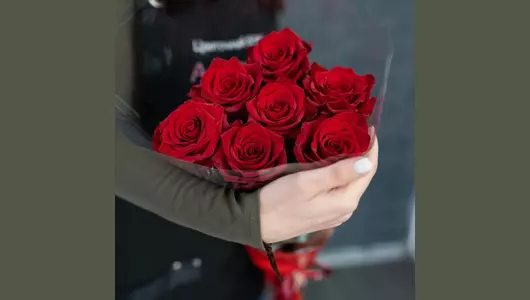 Букет из 7 красных роз (70см)