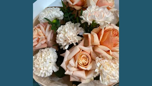 Бисквит и&nbsp;карамель. Букет розы и&nbsp;гвоздики FMART by flowwow